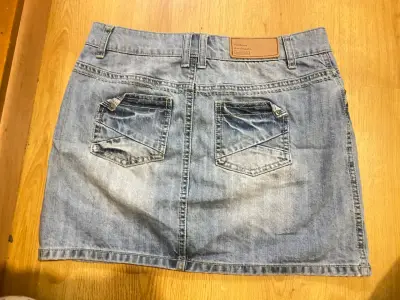 Falda de mezclilla azul con diseño casual - miniatura 3