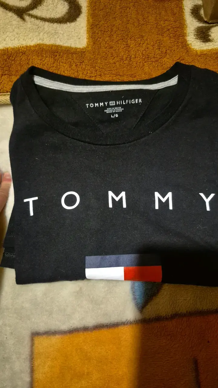 Polera Tommy Hilfiger negra talla L