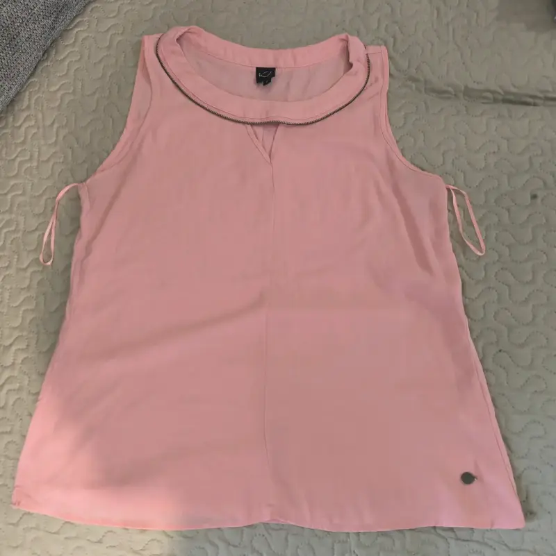 Blusa sin mangas rosa con detalle en cuello - 1