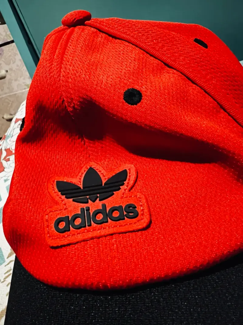 Gorra roja Adidas con logo bordado - 1