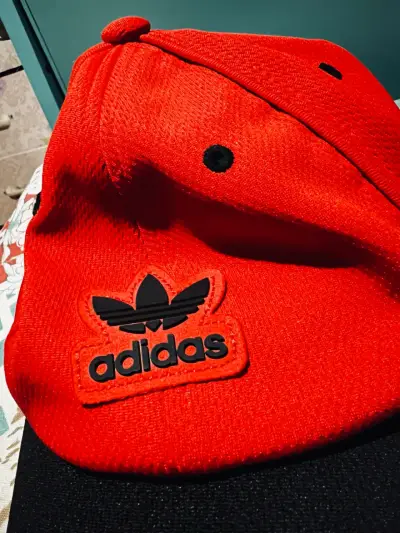 Gorra roja Adidas con logo bordado - miniatura 1
