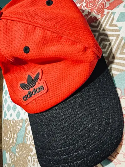 Gorra roja Adidas con logo bordado - miniatura 2