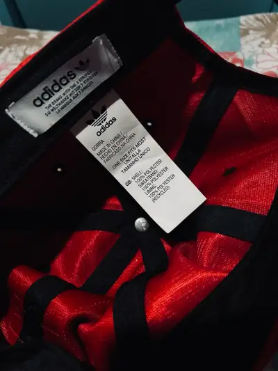 Gorra roja Adidas con logo bordado - miniatura 3