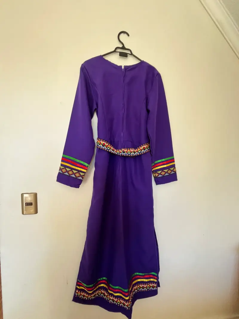 Vestido largo morado con detalles étnicos - 2