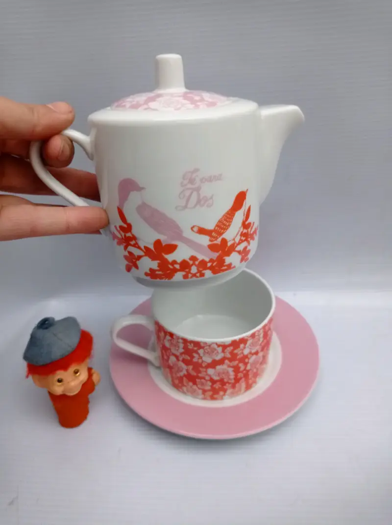 Set de té de porcelana con diseño floral - 2