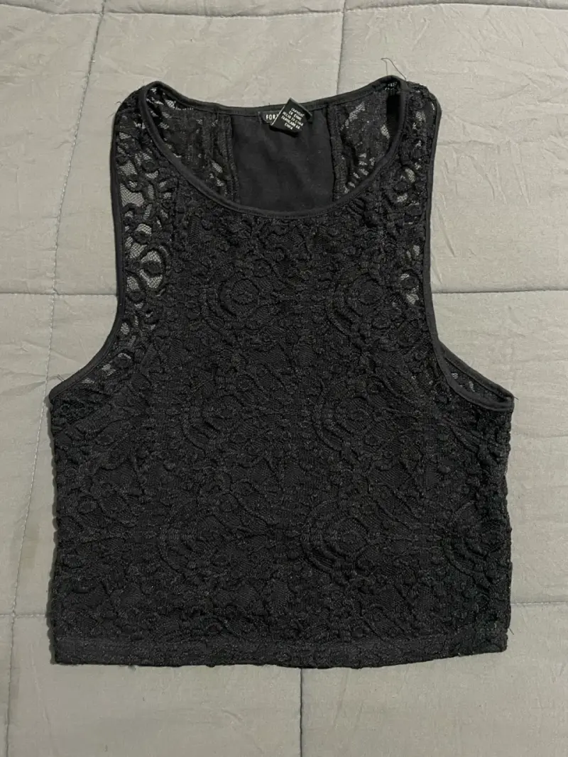 Top de encaje negro Forever 21