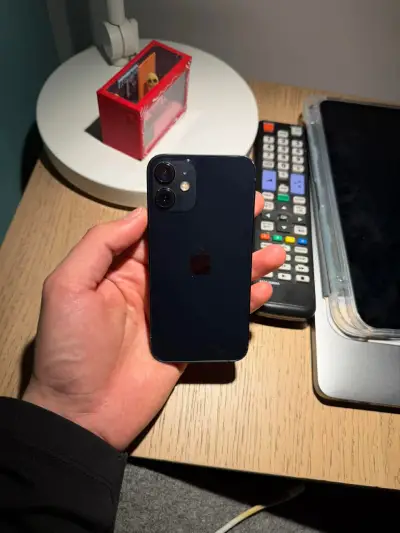 iPhone 12 en excelente estado color negro - miniatura 1