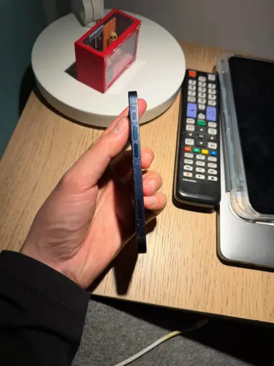 iPhone 12 en excelente estado color negro - miniatura 3