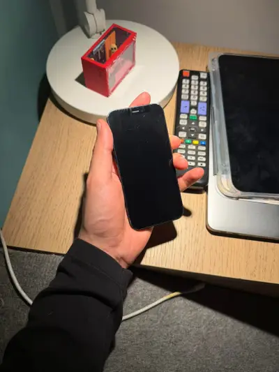 iPhone 12 en excelente estado color negro - miniatura 4