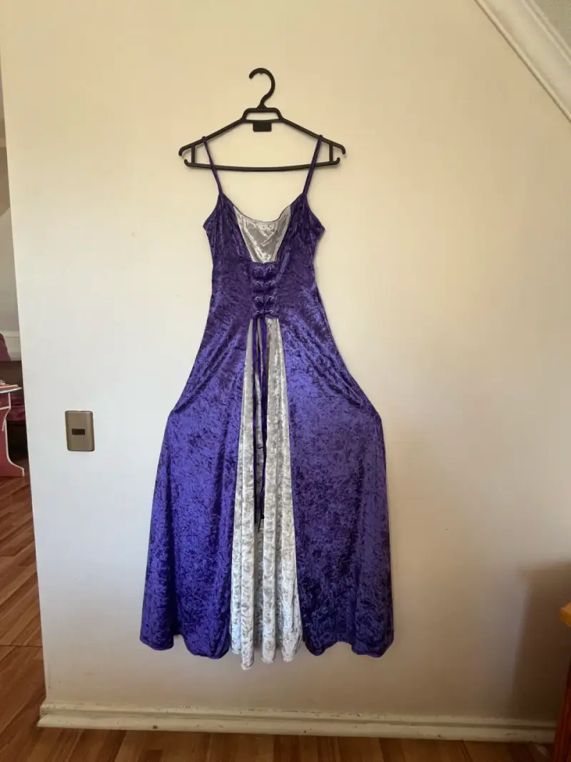 Vestido largo de terciopelo morado con encaje - 1