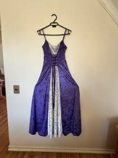 Vestido largo de terciopelo morado con encaje - miniatura 1