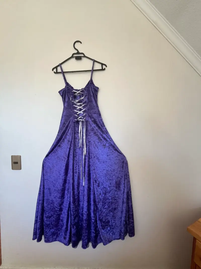 Vestido largo de terciopelo morado con encaje - 2