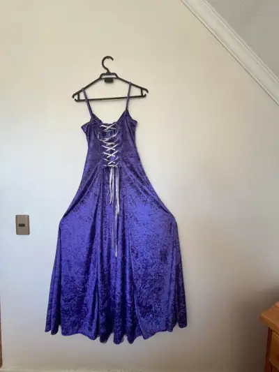 Vestido largo de terciopelo morado con encaje - miniatura 2
