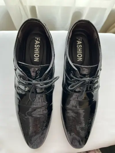 Zapatos de vestir negros para hombre con diseño grabado - miniatura 1