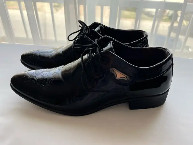 Zapatos de vestir negros para hombre con diseño grabado - 2