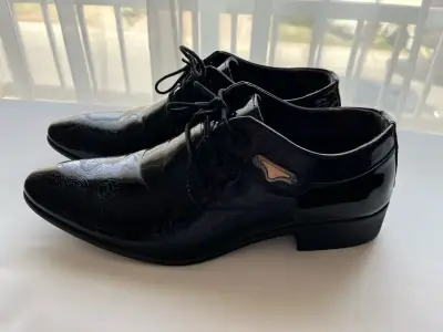 Zapatos de vestir negros para hombre con diseño grabado - miniatura 2