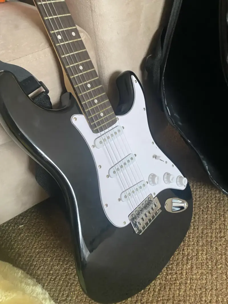 Guitarra eléctrica negra estilo Stratocaster - 1