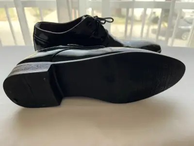 Zapatos de vestir negros para hombre con diseño grabado - miniatura 3