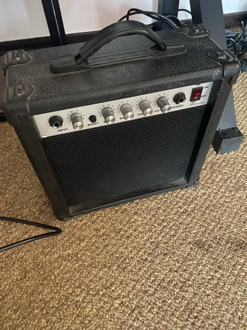 Guitarra eléctrica negra estilo Stratocaster - 2
