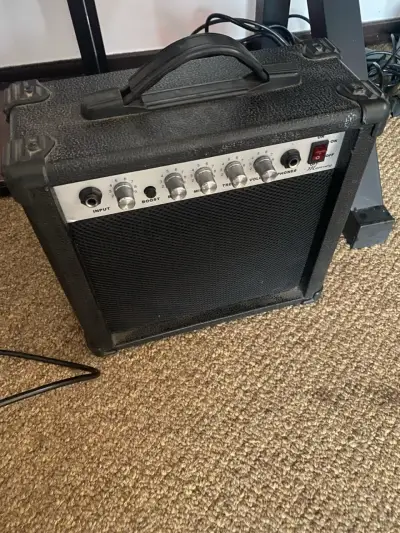 Guitarra eléctrica negra estilo Stratocaster - miniatura 2