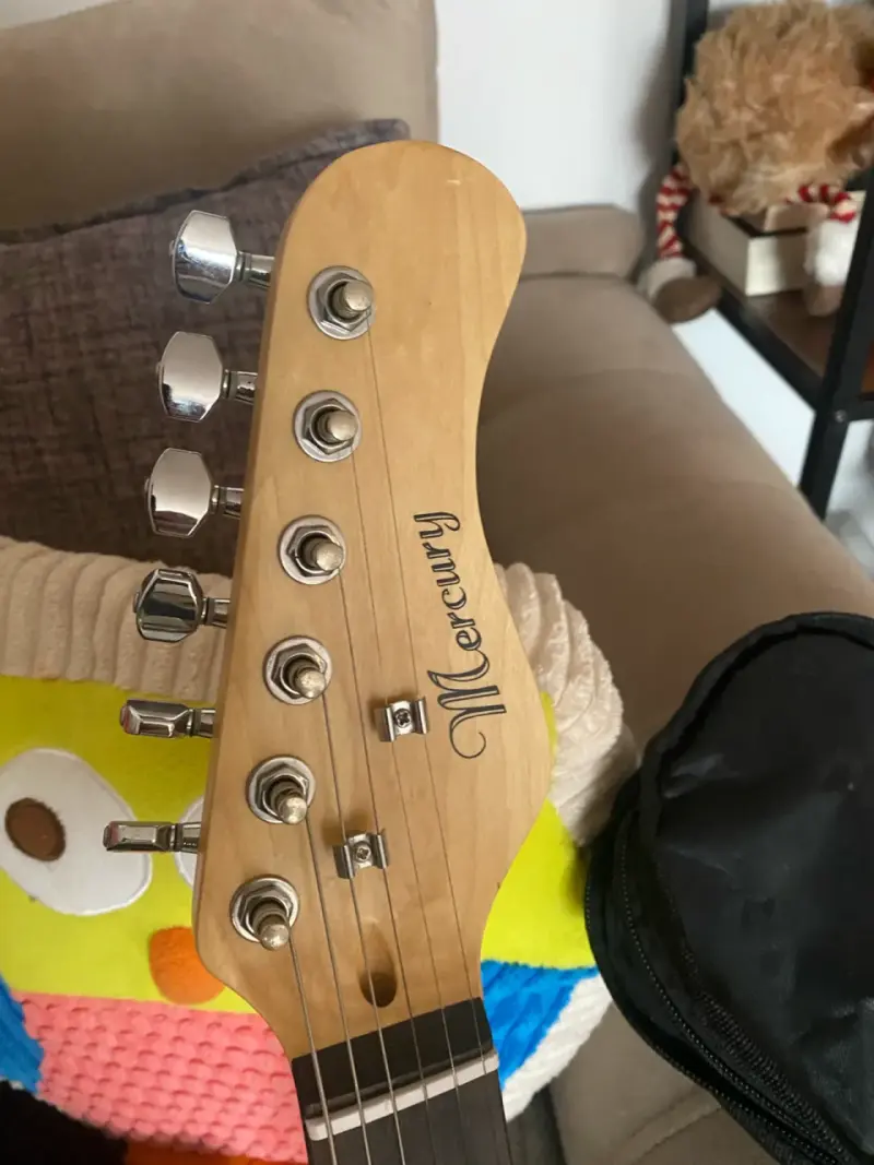 Guitarra eléctrica negra estilo Stratocaster - 3