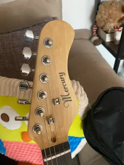 Guitarra eléctrica negra estilo Stratocaster - miniatura 3