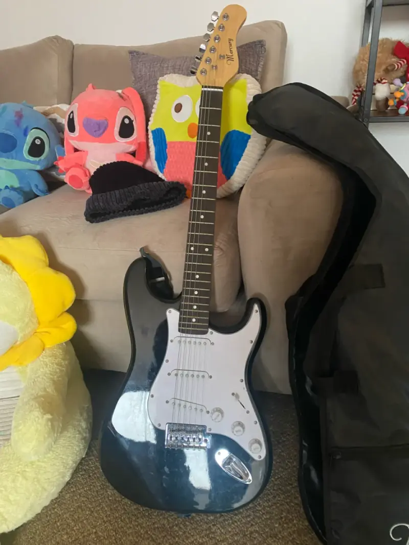 Guitarra eléctrica negra estilo Stratocaster - 5