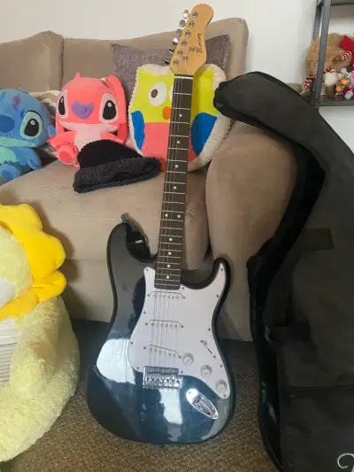 Guitarra eléctrica negra estilo Stratocaster - miniatura 5