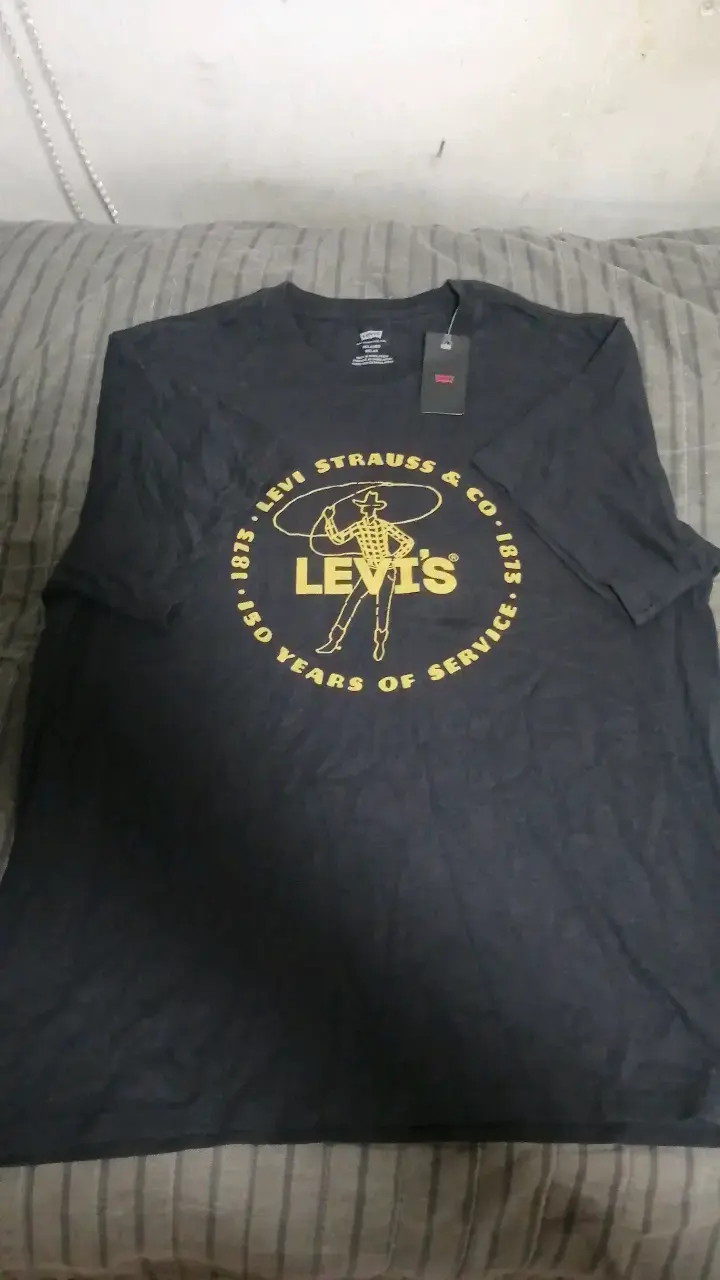 Polera Levi's negra con diseño amarillo - 1