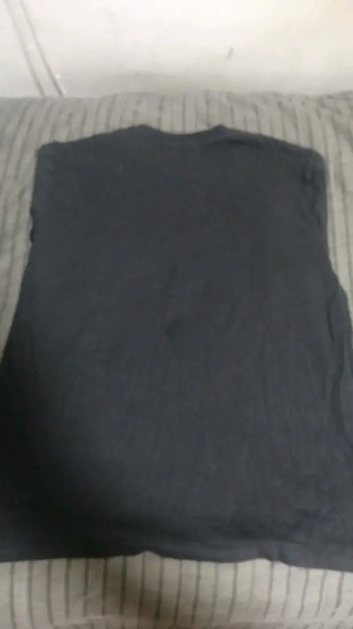 Polera Levi's negra con diseño amarillo - 2