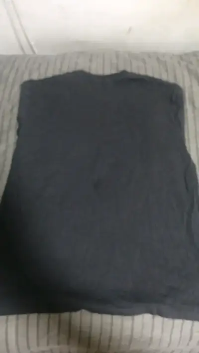 Polera Levi's negra con diseño amarillo - miniatura 2