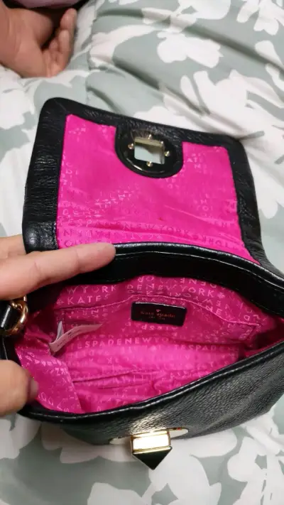 Cartera negra de cuero con cadena dorada - miniatura 3