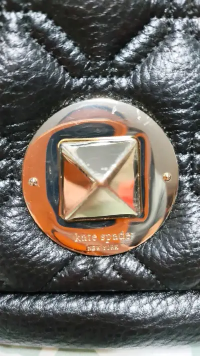 Cartera negra de cuero con cadena dorada - miniatura 4
