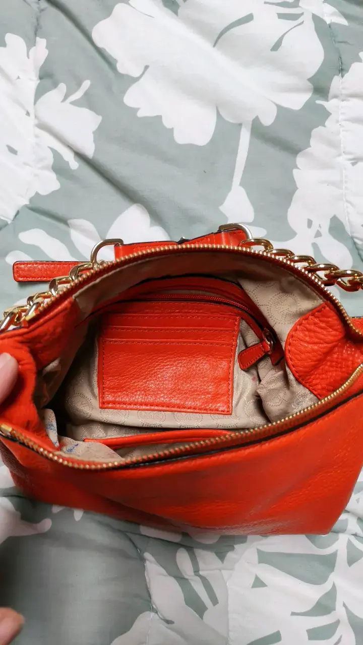 Cartera Michael Kors roja con cadena dorada - 4
