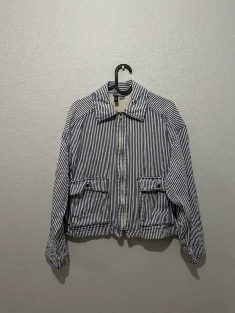 Chaqueta a rayas azul y blanca con bolsillos