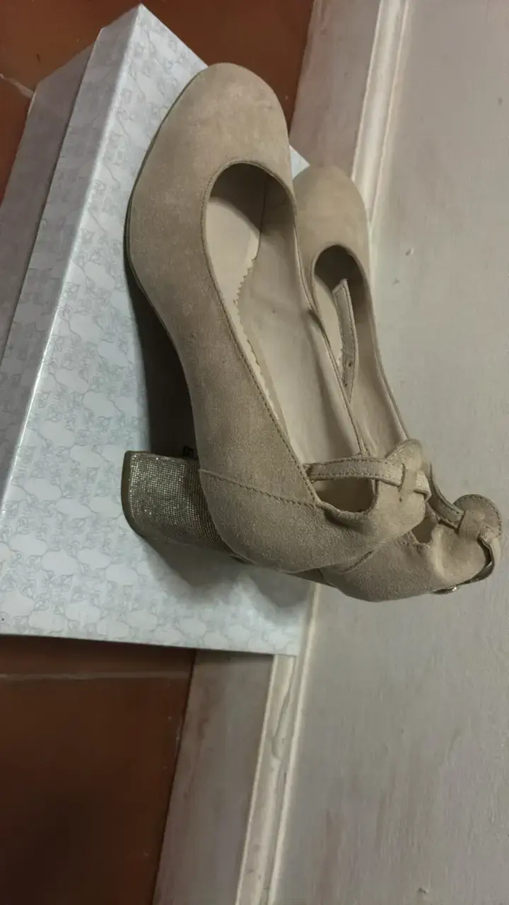 Zapatos de tacón beige con detalle brillante - 1