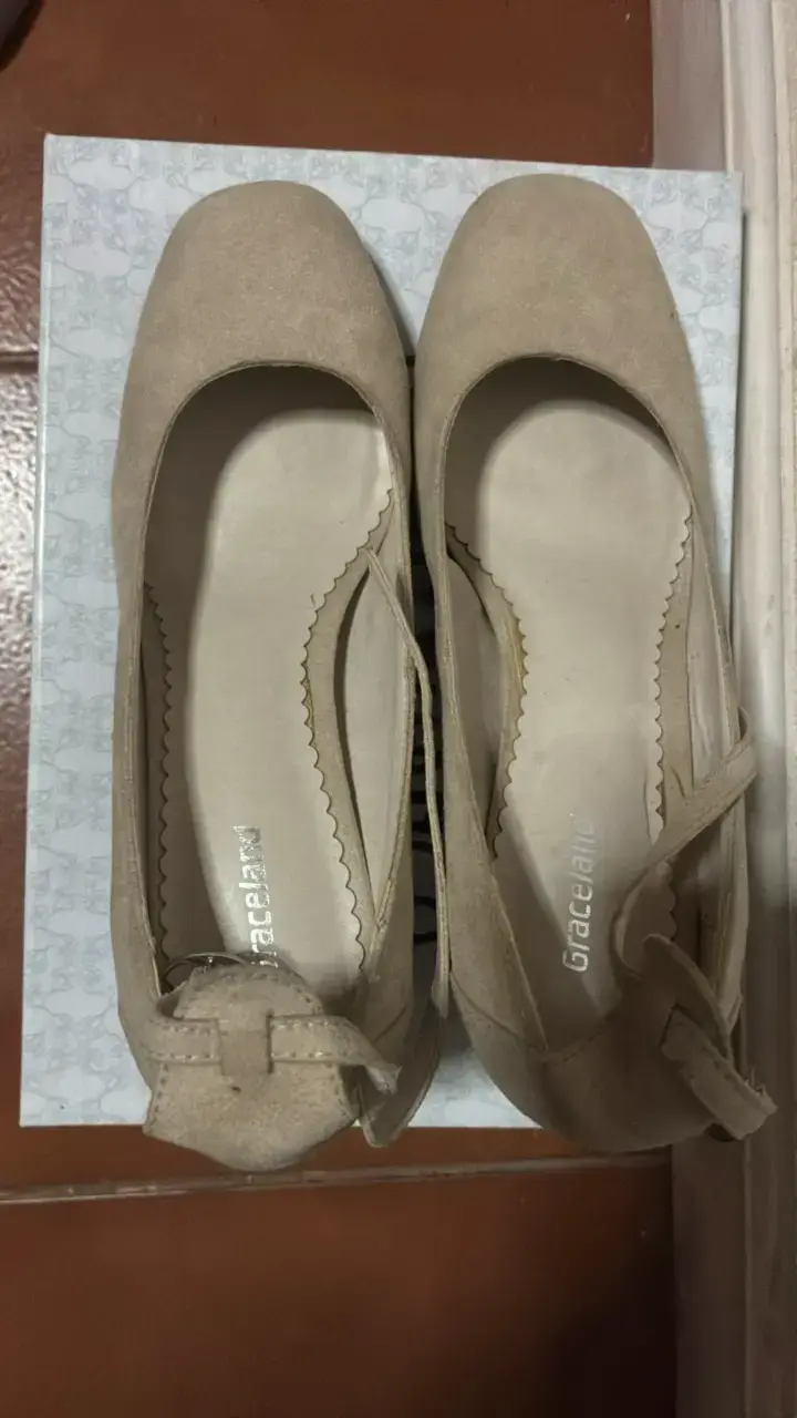 Zapatos de tacón beige con detalle brillante - 2