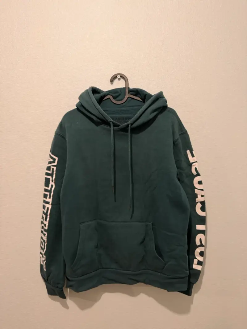 Polerón verde con capucha y diseño en mangas