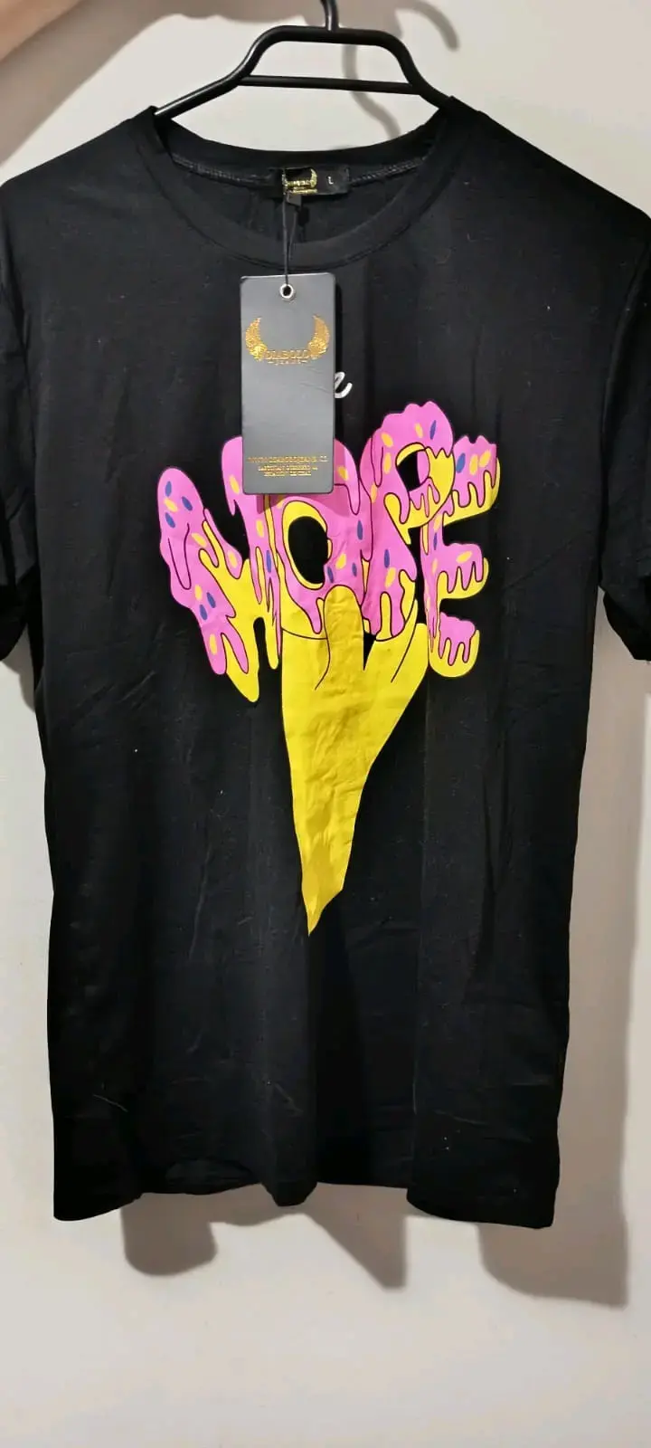 Polera negra con diseño gráfico colorido
