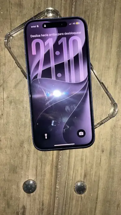 iPhone 16  en buen estado con carcasa - miniatura 1