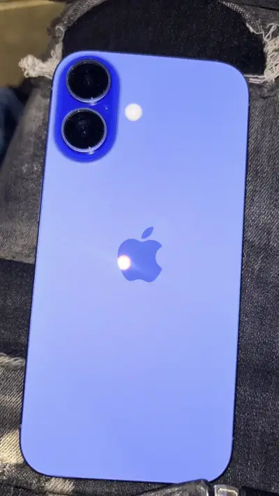 iPhone 16  en buen estado con carcasa - miniatura 4