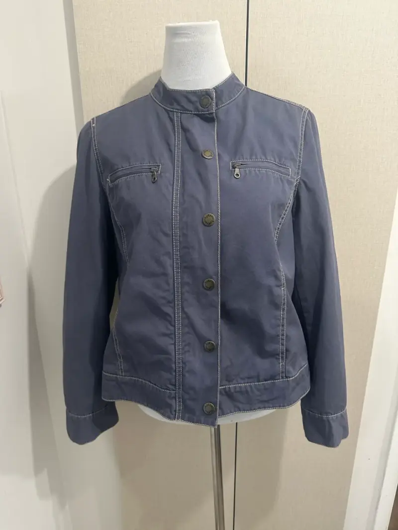 Chaqueta azul con cierre y botones - 1