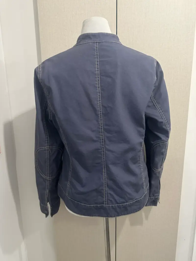Chaqueta azul con cierre y botones - 2