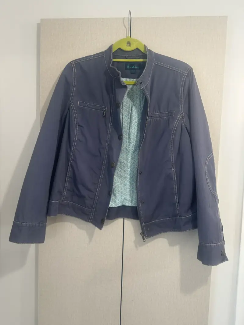Chaqueta azul con cierre y botones - 3