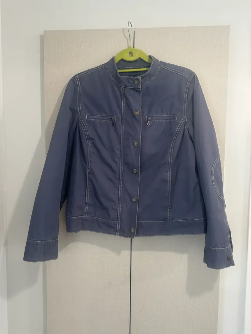 Chaqueta azul con cierre y botones - 4