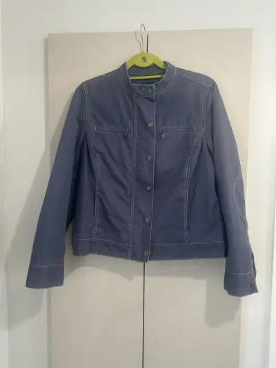 Chaqueta azul con cierre y botones - miniatura 4