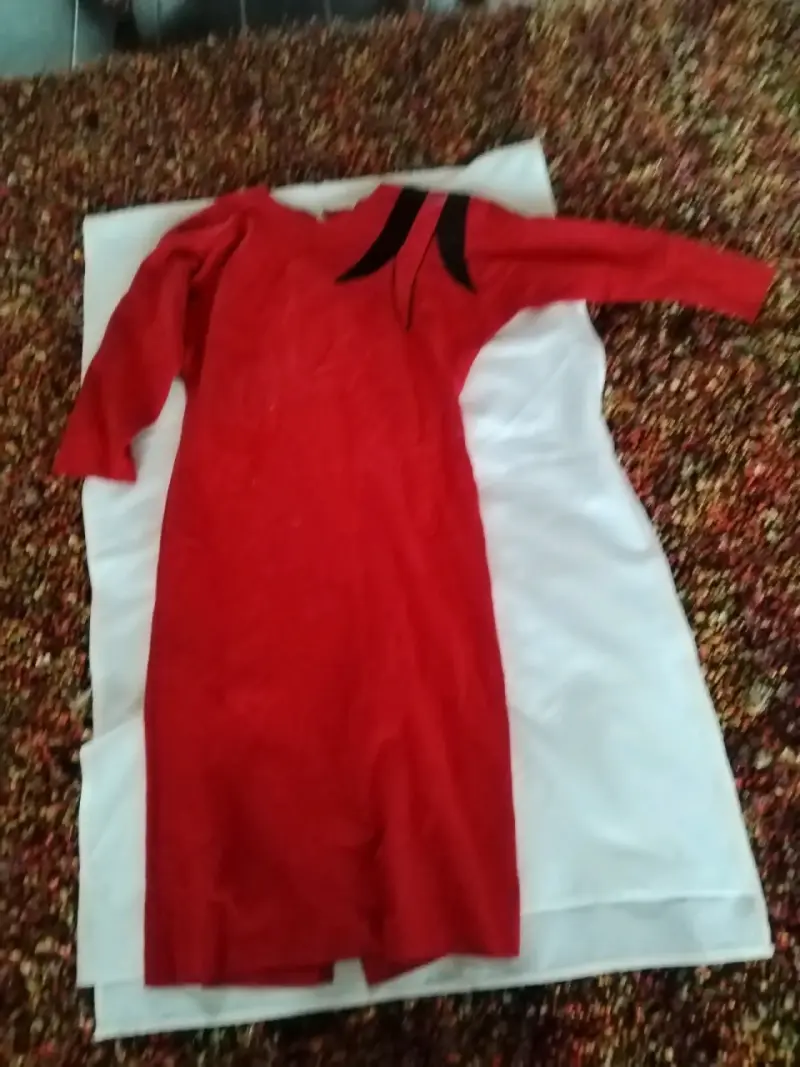 Vestido rojo elegante con detalle negro