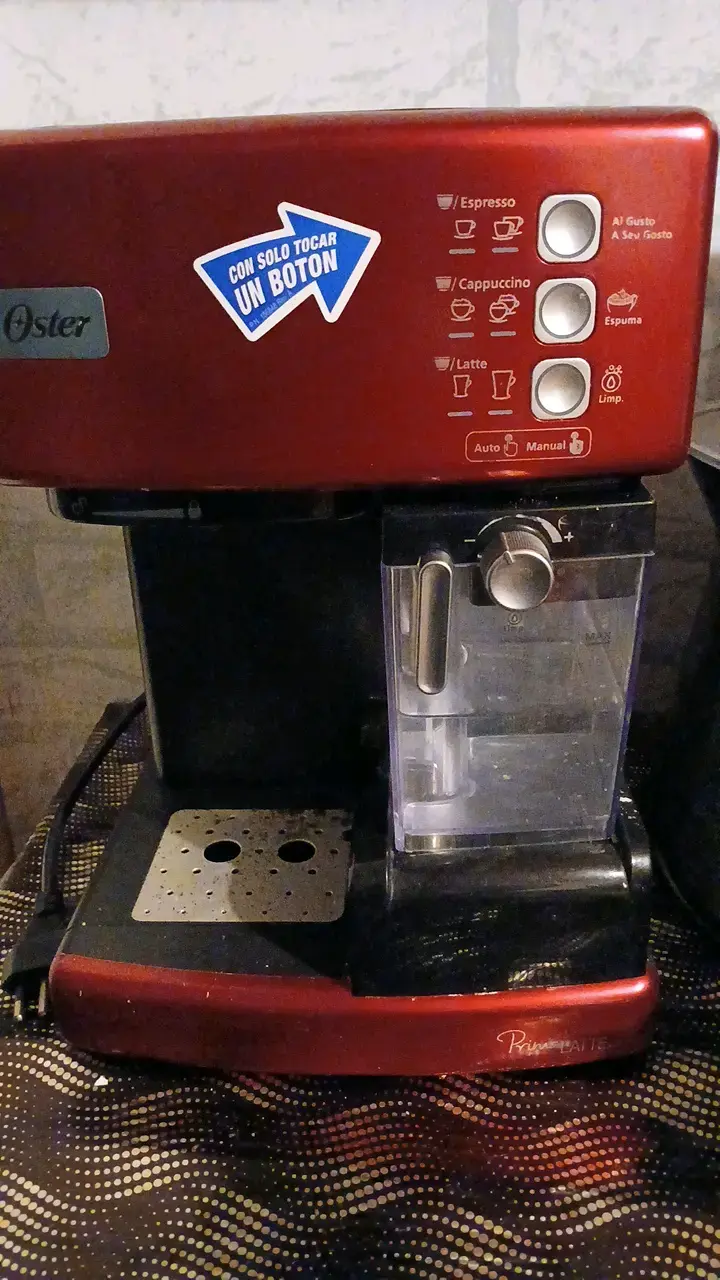 Cafetera Espresso Oster PrimaLatte Roja