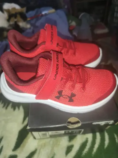 Zapatillas deportivas rojas Under Armour para niñ - miniatura 3