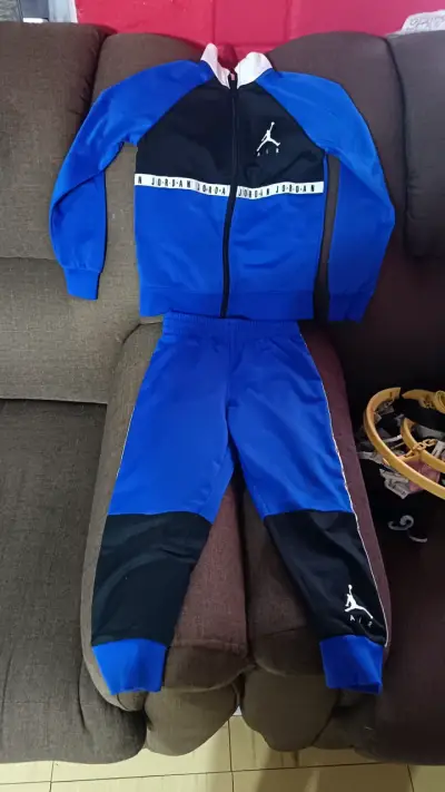 Conjunto deportivo infantil azul y negro Jordan - miniatura 1